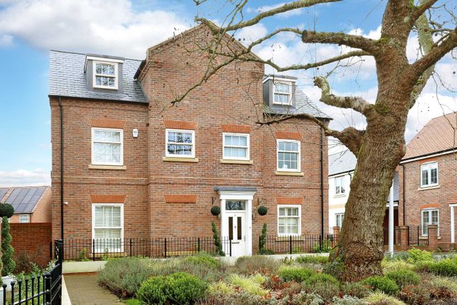 5 bed detached house