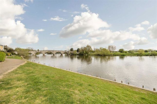 Bridge Wharf, Chertsey KT16 2 bed flat for sale