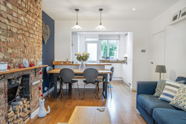 Devereux Road, London, SW11 2 bed flat for sale