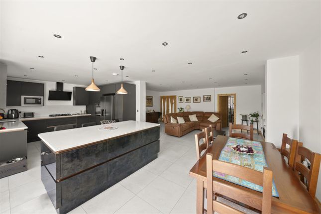 4 bed detached house