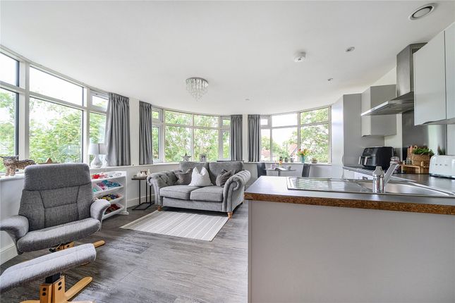 Pound Road, Surrey KT16 2 bed flat for sale