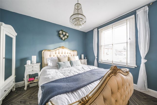 Gogmore Lane, Surrey KT16 3 bed detached house for sale