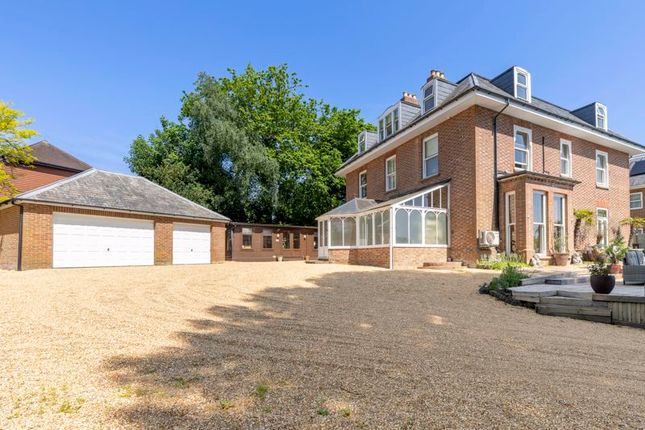 9 bed detached house