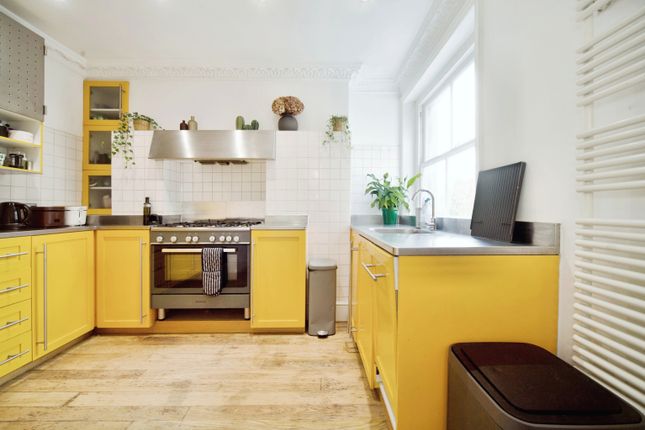 3 bedroom flat for sale