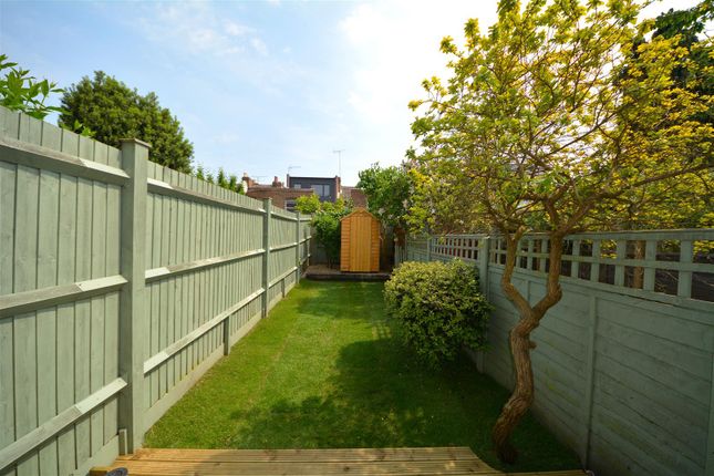 Market Place, East Finchley, N2 2 bed maisonette for sale