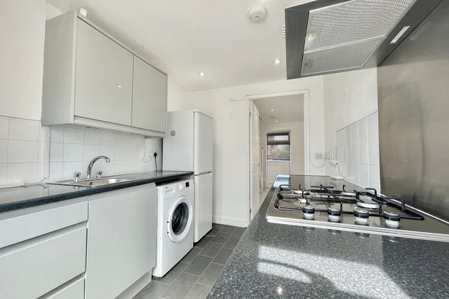 Lapwing Road, Luton, LU4 3 bed semi