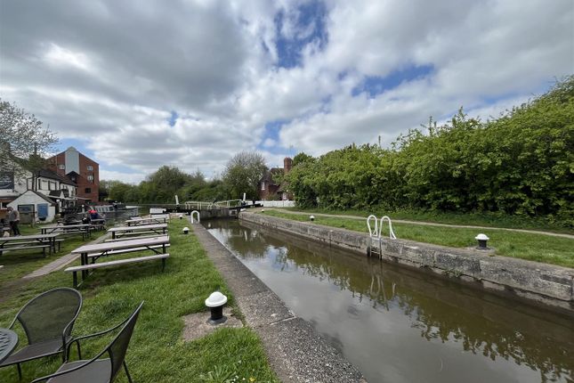 Cape Ct, Chandley Wharf, Warwick 2 bed apartment for sale