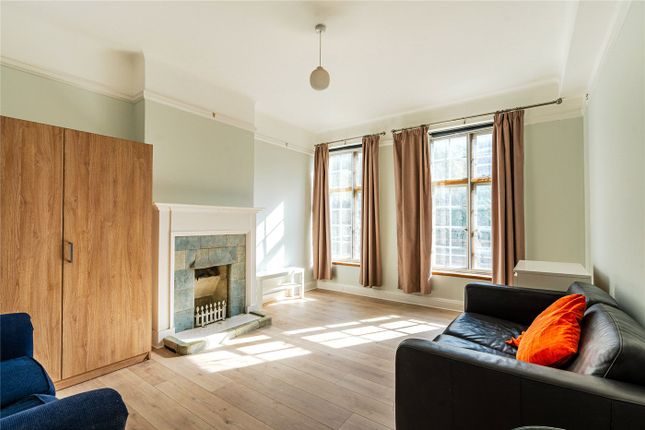 Brixton Hill, London, SW2 3 bed apartment for sale