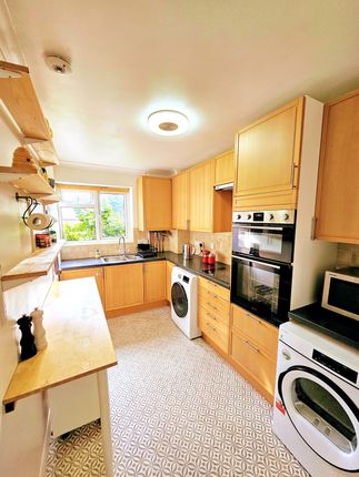 Cat Hill, East Barnet Village EN4 2 bed flat for sale