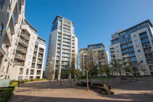 Pump House Crescent, Brentford, TW8 3 bed apartment for sale