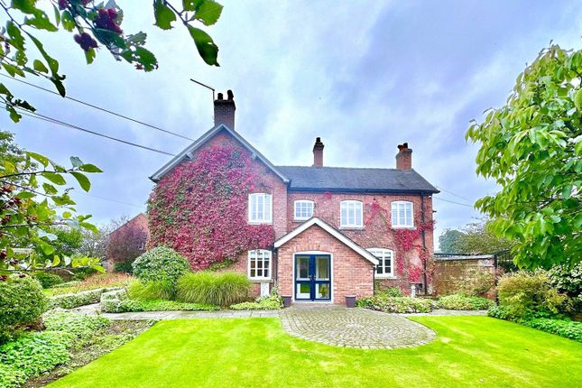 5 bed detached house
