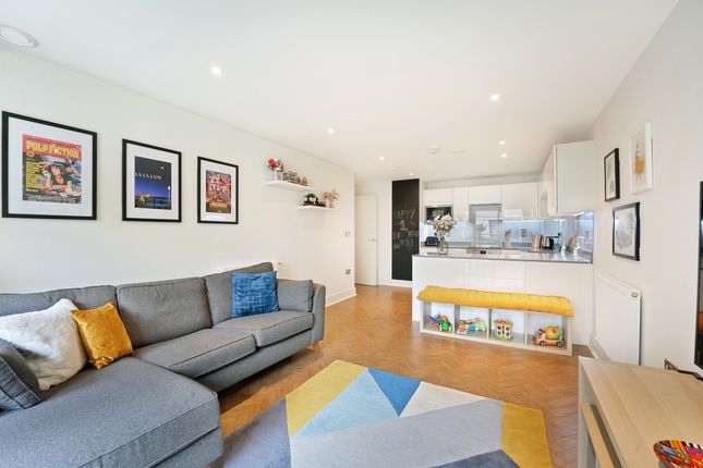 Knightley Walk, London, SW18 2 bed apartment for sale