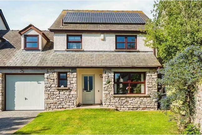 5 bed link detached house