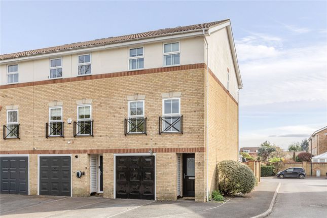 Gray Place, Chertsey KT16 4 bed semi