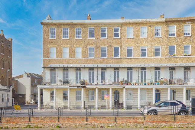 Wellington Crescent, Ramsgate, CT11 2 bed flat for sale