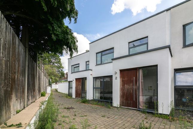 La Rose Lane, London 3 bed terraced house for sale