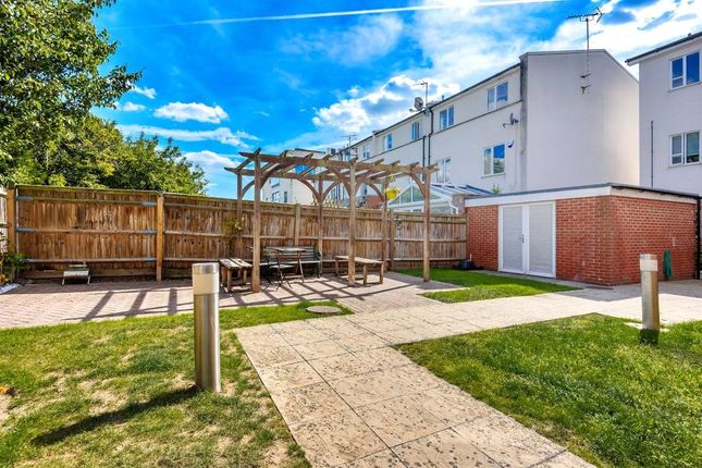 Hillcrest Road, Ealing, London 2 bed apartment for sale