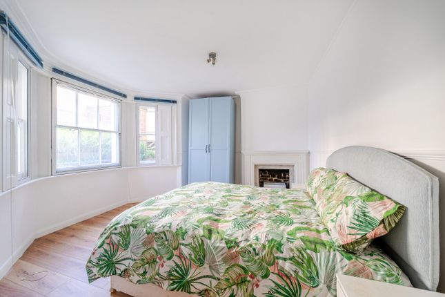 Askew Road, London 2 bed apartment for sale