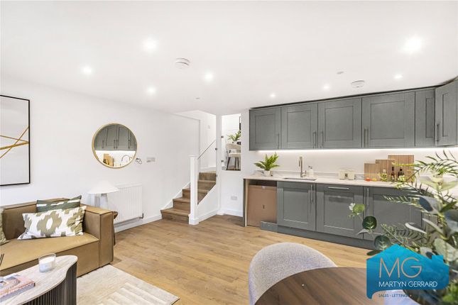 Hutton Grove, London, N12 2 bed link detached house for sale