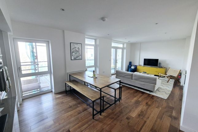 Park Royal, London NW10 2 bed flat for sale