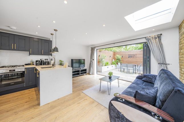 Choumert Road, Peckham Rye, London, SE15 2 bed flat for sale