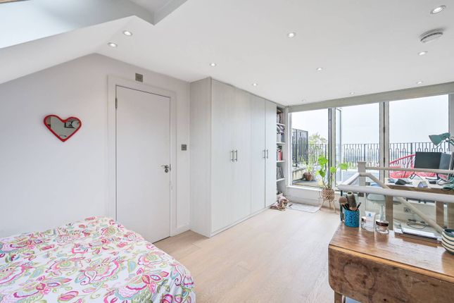Finchley Road, Child's Hill, London, NW2 3 bed flat for sale