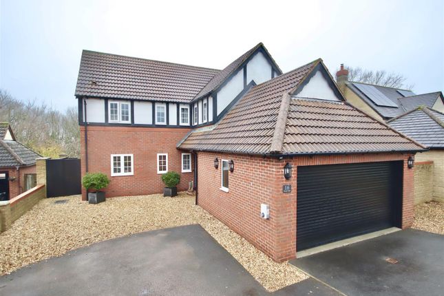 5 bed detached house