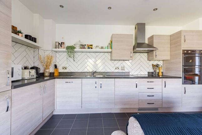 Thornbury Way, Walthamstow, London, E17 3 bed flat for sale