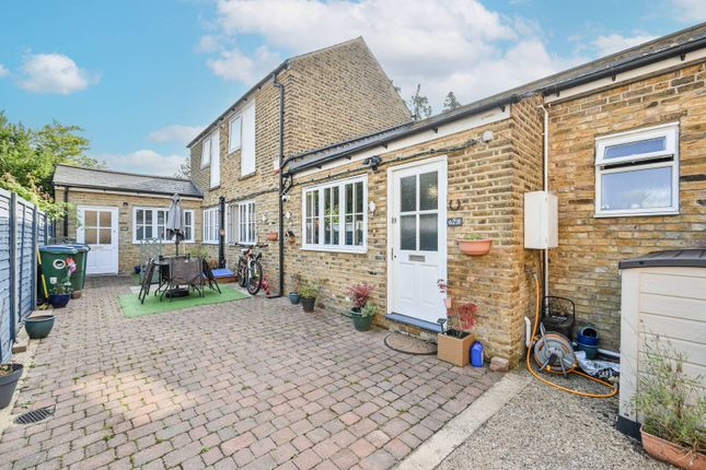 Harwoods Road, Watford, WD18 2 bed terraced house for sale