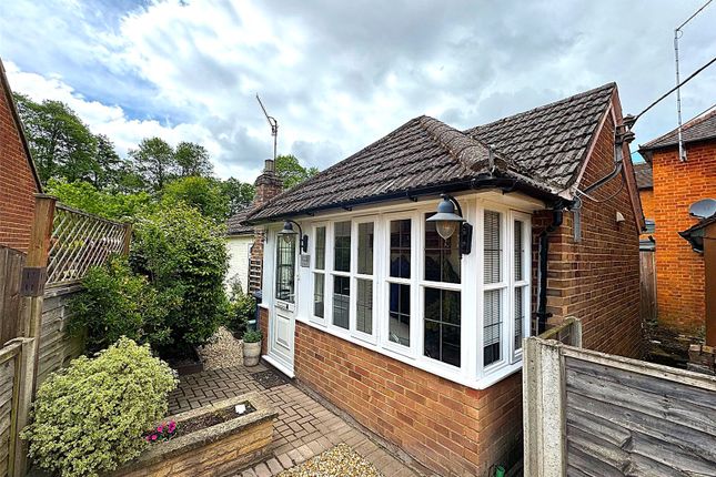 Beacon View Road, Elstead, GU8 2 bed detached house for sale