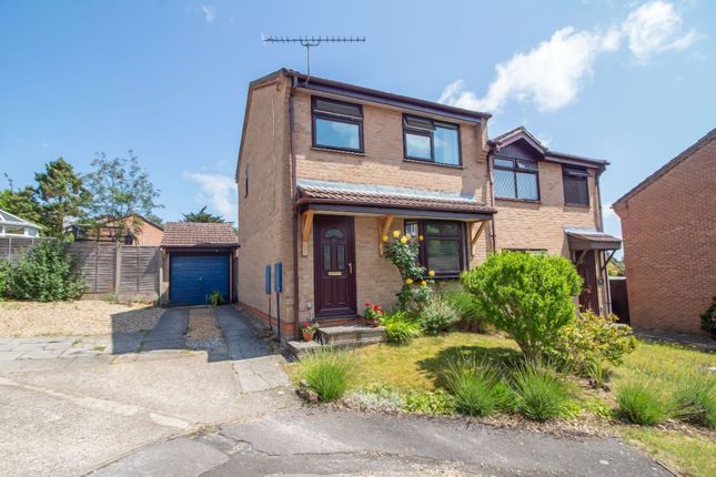 Lovage Way, Horndean, PO8 0JG 3 bed semi