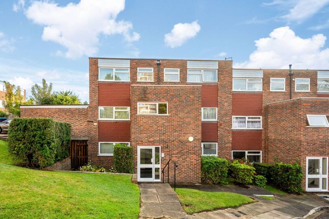 Woodlands Court, Woking, GU22 2 bed maisonette for sale