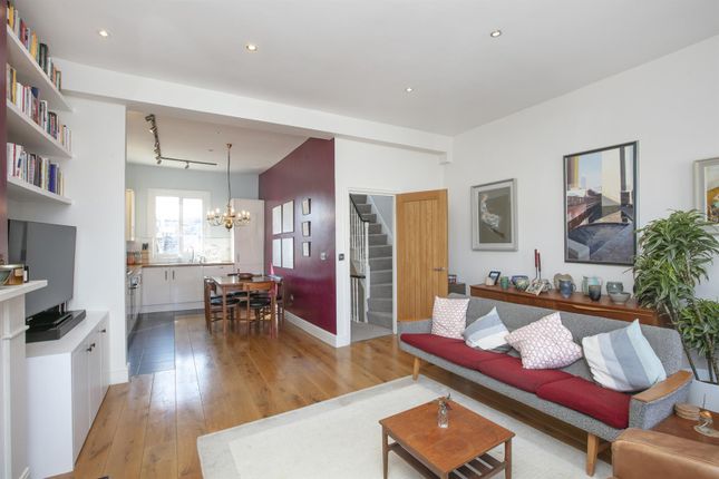 Linden Grove, Nunhead, SE15 2 bed flat for sale