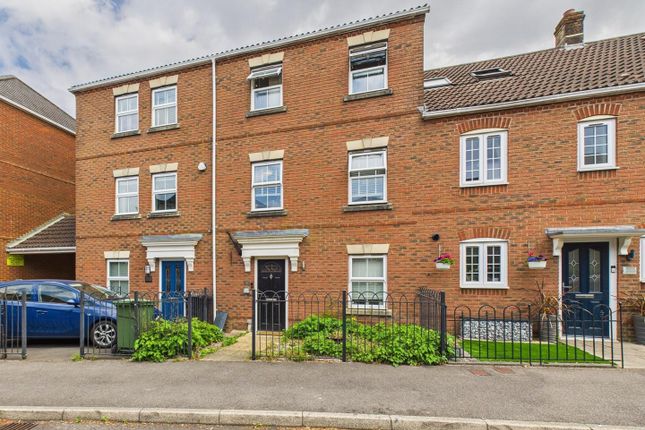 Wedderburn Avenue, Basingstoke RG22 4 bed terraced house for sale