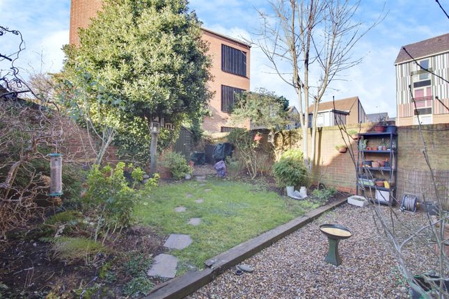 5 bed detached house