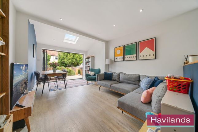 Eaton Park Road, London 3 bed flat for sale