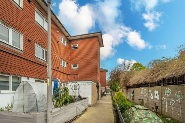 Grange Road, Plaistow, London, E13 2 bed flat for sale