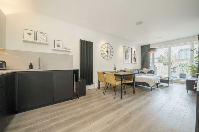 Berwick Close, London W13 2 bed flat for sale