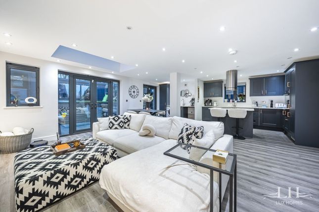 The Hamlet, Brentwood 3 bed detached house for sale