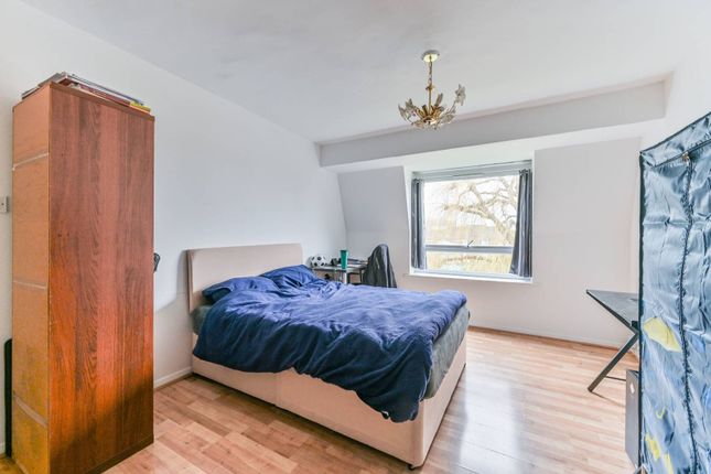 Howard Road, SE25, South Norwood... 2 bed flat for sale