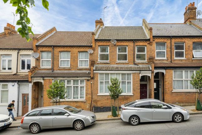 Cricklewood Lane, London NW2 3 bed flat for sale