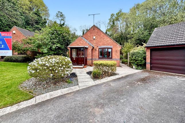 Wood Grove, Leeds 3 bed detached bungalow for sale