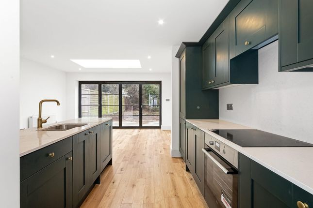 Lausanne Road, Peckham, London, SE15 2 bed ground floor flat for sale