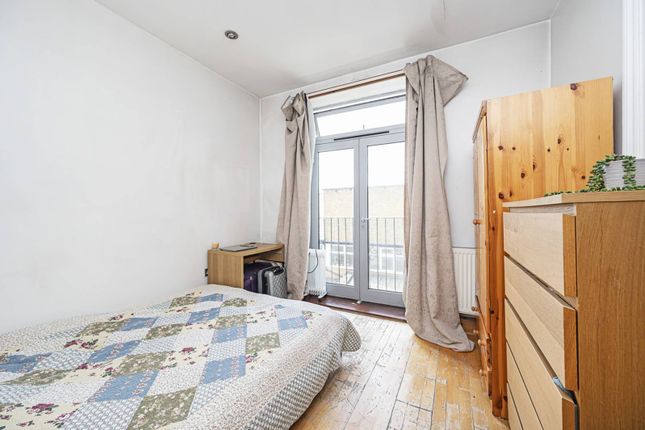 White Horse Lane, Stepney, London, E1 2 bed flat for sale