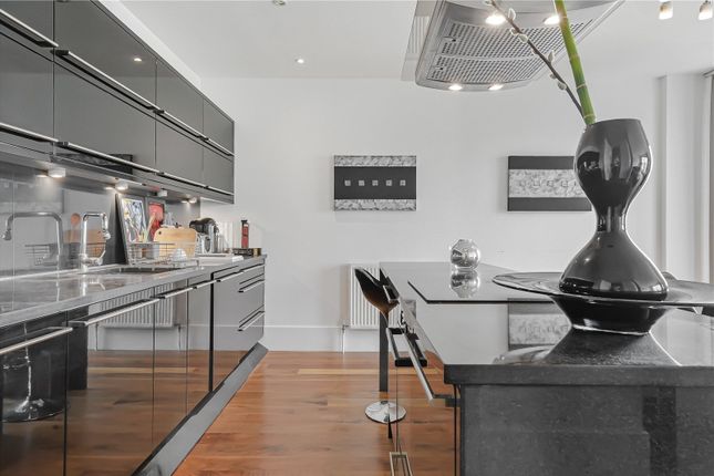 Theobalds Road, London WC1X 2 bed flat for sale