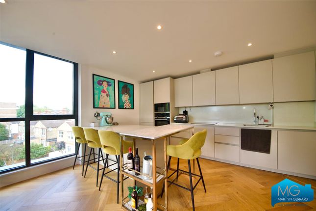 Woodside Lane, London, N12 3 bed apartment for sale
