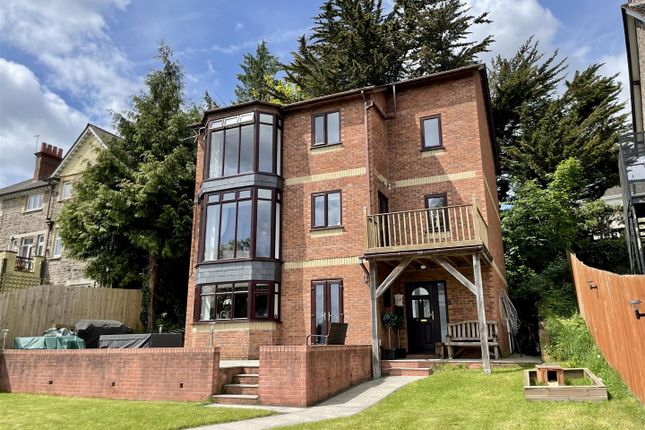 5 bed detached house