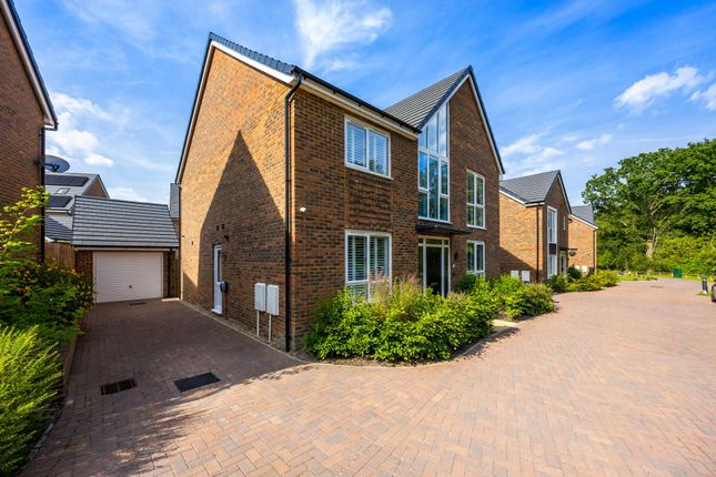 Maynard Street, Crawley RH10 5 bed detached house for sale
