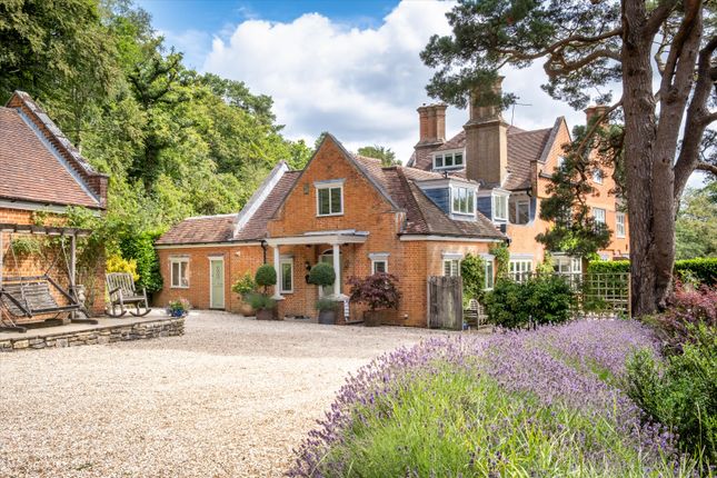 Farnham Lane, Haslemere, Surrey, GU27 4 bed semi