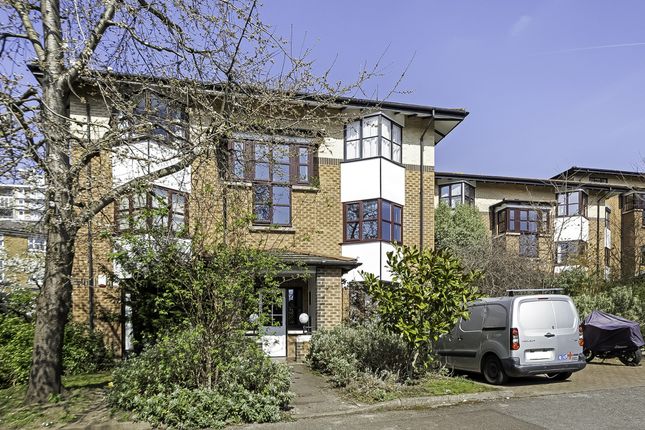 Halley Gardens, Hither Green, SE13 1 bed flat for sale